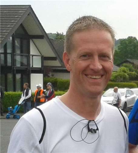 Carsten Renner vom LAuftreff des SV Weitersburg im „Kids4kids e.V.“-Trikot. Privat