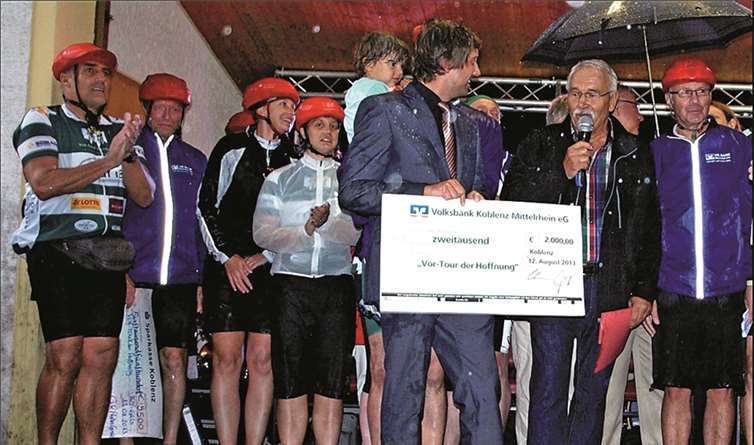 Carsten Schmidt überreicht den Scheck der Volksbank Koblenz Mittelrhein eG an Ortsvorsteher Hermann-Josef Schmidt.privat