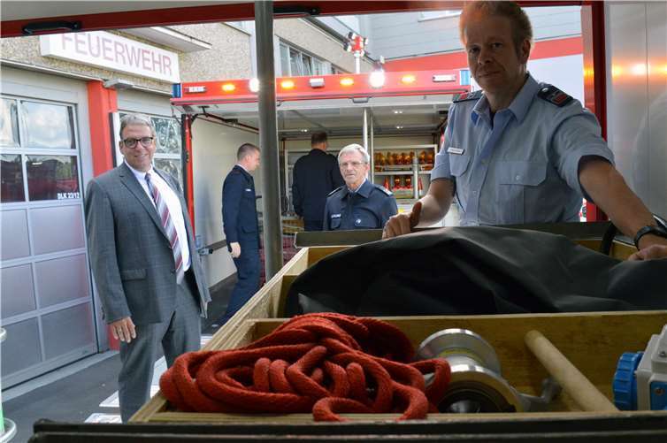 Carsten Stach, Feuerwehr Montabaur, gewährt einen Blick in den Unwetter-Einsatz-Container, der mit Tauchpumpen, Wassersaugern, Watthosen und Gummistiefeln bestück ist.