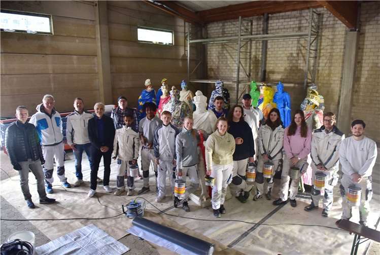 Sinzig: Barbarossa-Figuren werden wieder bunt Carsten Thewes (Berufsschullehrer BBS Ahrweiler), Wolfgang Kranz (Akzo Nobel Deco GmbH), Guido Lenzen (Maler Lenzen), Hans-Werner Adams (Erster Beigeordneter der Stadt Sinzig, und Achim Gottschalk (v.l.) mit den Auszubildenden. Foto: