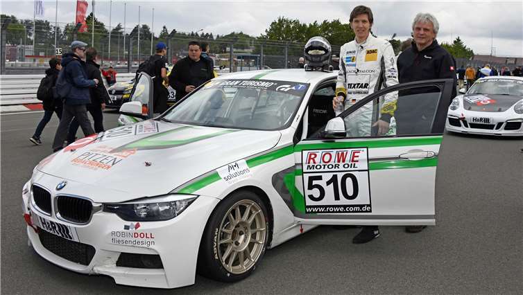 Carsten (li.) und Josef Knechtges mit dem BMW 330i in der Startaufstellung beim 4. VLN Lauf der Saison 2019. Fotos: BURG