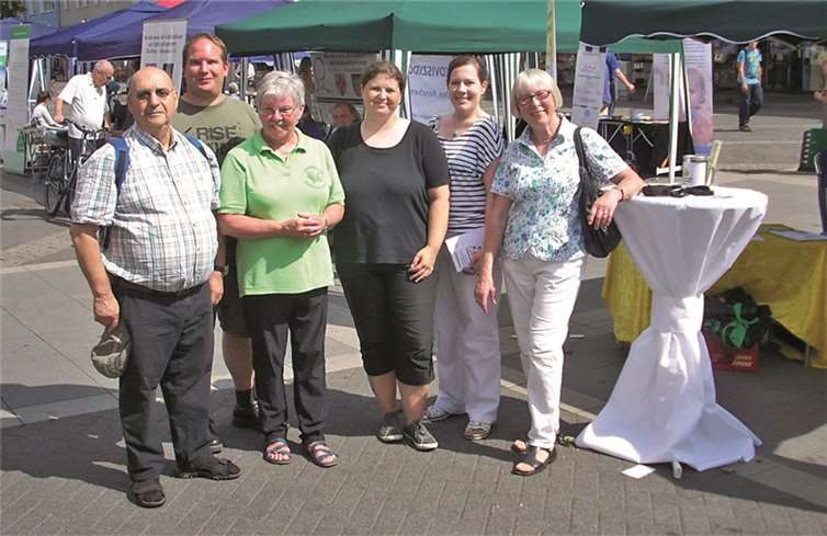 Cataldo Spitale, Holger Weber (Mitglied der Selbsthilfegruppe Hirnaneurysma), Sonja Daniels, Melanie Petri, Inge Rockenfeller bei Selbsthilfetag in Neuwied. privat
