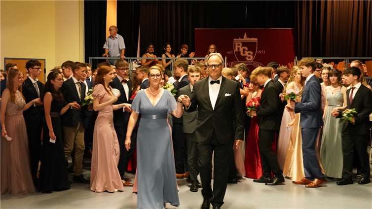 Cathérine und Jochem Koltermann eröffneten gemeinsam mit dem Schulleiter den Ball mit einer Polonaise der Absolventinnen und Absolventen des Tanzkurses.