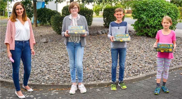Cathrin Robbel (l.) übergab die Spiele-Sets im Namen des Krupp Medienzentrums an die glücklichen Gewinner (v.l.n.r.) Hannah aus Mayen, Philipp aus Polch und Greta aus Oberwinter. Es fehlen leider Alex und Flo aus Niederbreitbach. Foto: ROB