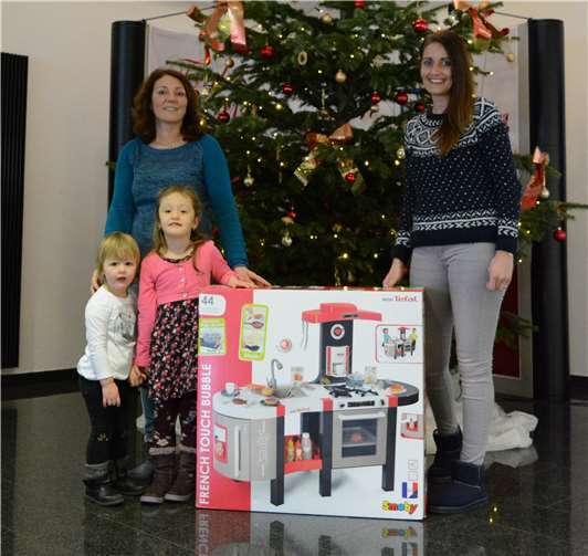 Cathrin Robbel (re.) und Hildegard Kriechel übergaben der glücklichen Gewinnerin Hanna Böhm und ihrer kleinen Schwester die Kinderküche.