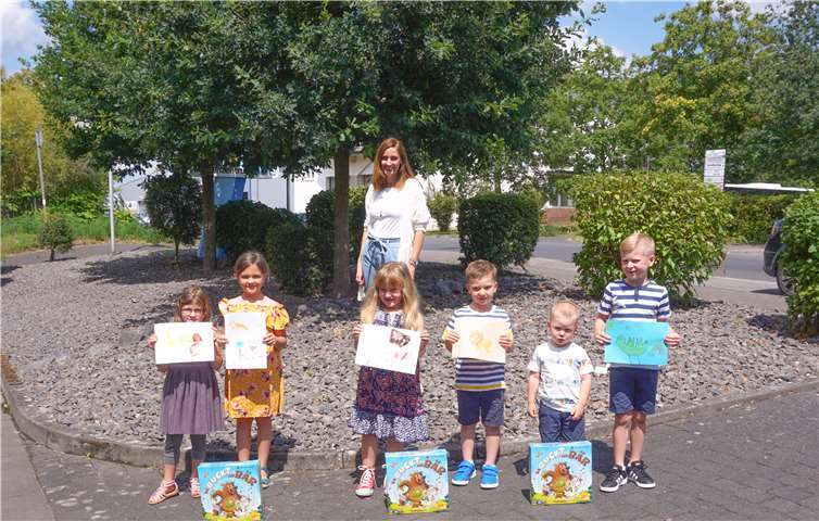 Cathrin Robbel übergab die Preise an die glücklichen Gewinner (von l.n.r.) Leoni und Lena aus Westum, Amelie aus Franken und Noah und Aaron mit ihrem kleinen Bruder aus Brohl-Lützing. Foto: ROB