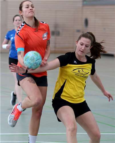 Cedi Hoffmann beim Konter zum 6 : 6 gegen den TVS Ettleben. Wolfgang Müller