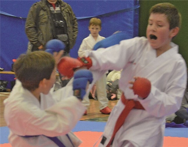 Cedric Bellmann mit Fausttechnik zum Kopf.privat