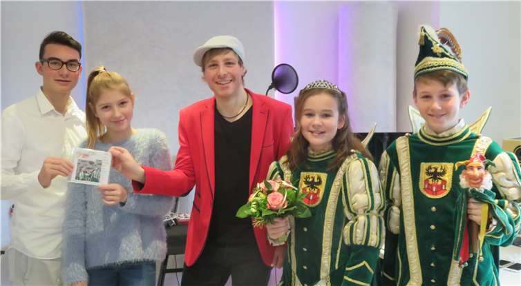 Cedric I. (Kaminski) und Lena I. (Oltersdorf) übergeben mit dem Sinziger Komponisten Steven Alan für die Session 2018/2019 ihr Karnevalslied an das amtierende Kinderprinzenpaar.privat