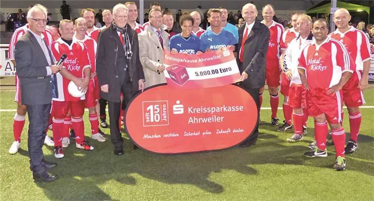 Celia Sasic strahlt mit Horst Gies, Dieter Zimmermann und Guido Mombauer, die Summe für „Nachbar in Not“ wurde im Lauf des Abends noch auf 7000 Euro aufgestockt.WM