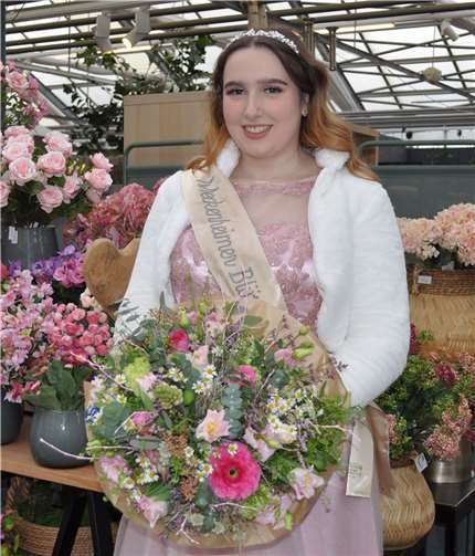 Celina Kotz wird als amtierende Blütenkönigin Anfang 2023 die Krone an ihre Nachfolgerin weiterreichen.Foto: Stadt Meckenheim