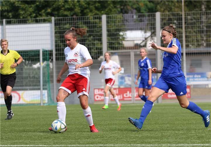 Celina Mäder (Mitte) unterlag mit dem SC 13 am Sonntag knapp mit 1:2 beim Regionalligisten SV Menden.Foto: privat
