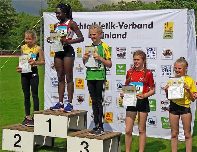 Celina Medinger und Vivien Ließfeld waren mit ihrem zweiten und dritten Platz in der Altersklasse W12 die erfolgreichsten VfL-Athleten bei den Wettkämpfen in Neuwied. Fotos: privat