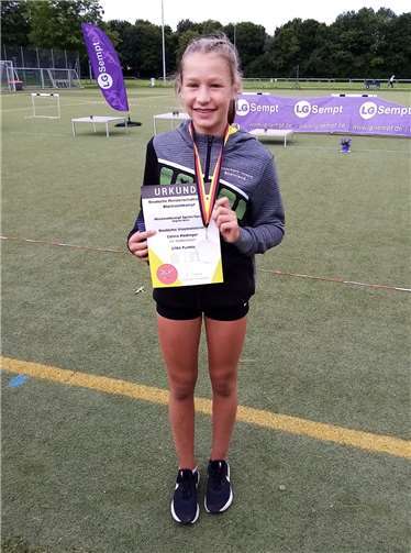 Celina Medinger zeigt stolz ihre Medaille und die Urkunde. Foto: privat