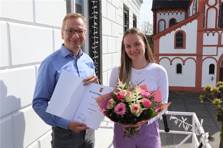 Celine Federau (r.) wurde von Bürgermeister Andreas Geron die Urkunde zu ihrer Beförderung überreicht.