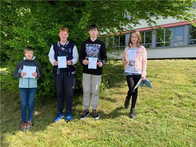 Celine Gilles hatte nicht nur die größte Anzahl von aufeinanderfolgenden richtigen Antworten, sondern auch die höchste Punktzahl an unserer Schule und erhielt daher noch ein Känguru T-Shirt als Sonderpreis. Fotos: Sabrina Solbach