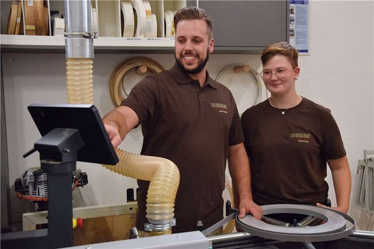Celine Klein nahm zunächst am Projekt „Aufbau Ahr - Freiwillige Aufbauzeit im Ahrtal“ teil, anschließend entschied sie sich für eine Ausbildung als Tischlerin in der Schreinerei Nelles, links Janik Nelles.  Foto:Jörg Diester / Handwerkskammer Koblenz; Abdruck honorarfrei