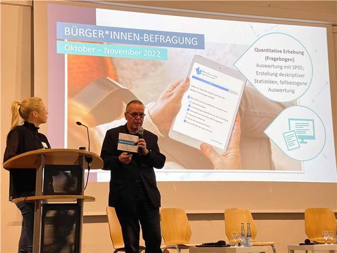 Celine Schumann und Dr. Olaf Gaus stellten die Ergebnisse der Bürgerbefragung vor.