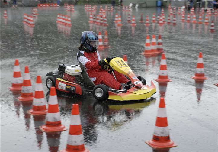 Celine im Kart.