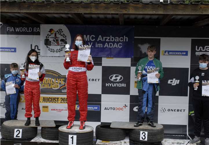 Celine und Natalie bei der Siegerehrung. Fotos: privat