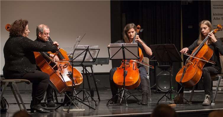 Cellisten des Wachberger Jugendorchesters und des Wachberger Kammerorchesters glänzten bei der Verleihung des Wachtberger Kulturpreises 2017.