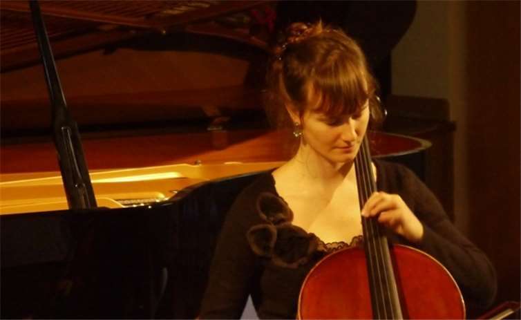 Cellistin Katharina Deserno gestaltet das Konzert mit Werken für Cello solo. Foto: privat