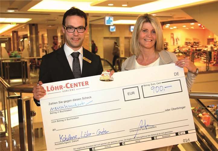 Center-Manager Stephan Antwerpen bei der Übergabe des Schecks in Höhe von 900 Euro an Gaby Hoffmann. privat