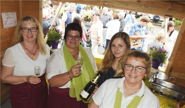 Champagner aus der Partnerstadtboten die Dierdorfer Landfrauen an.