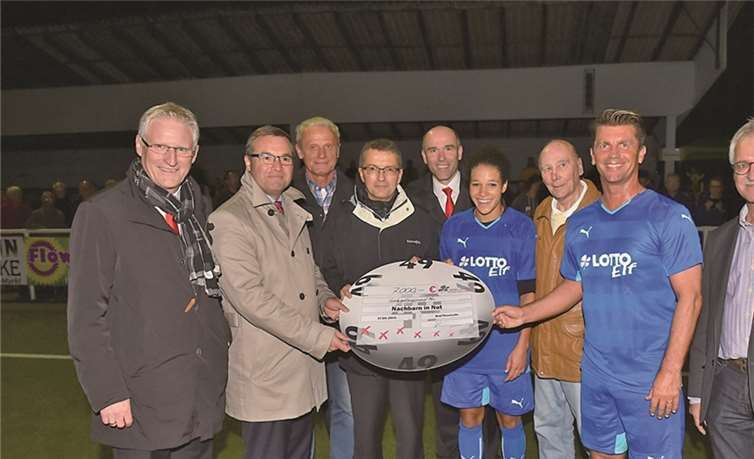 Champions-League Atmosphäre im Apollinaris-Stadion Bad Neuenahr. Die Kreissparkasse Ahrweiler, der Ahrweiler Ballspiel Club und die Lotto-Elf freuten sich über die insgesamt 7.000 Euro für die Initiative „Nachbar in Not“.privat