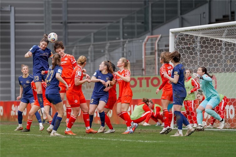 Chance für Andernach durch Kapitänin Magdalena Schumacher (23) nach Ecke. Foto: SG99