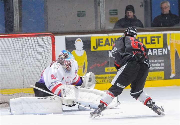 Chance für die Rockets durch Jamie Hill. EG Diez-Limburg