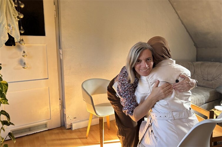 Chancenpatin Caroline Albert-Woll begleitet seit 2024 eine Familie aus Syrien auf ihrem Weg in ein neues Leben in Deutschland. Aus ehrenamtlicher Unterstützung ist mittlerweile Freundschaft geworden - eine herzliche Begrüßung mit Umarmung inklusive.
