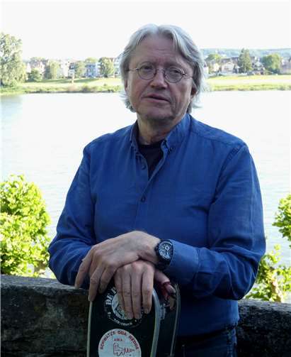 Chansonnier Manfred Pohlmann unterhält die Gäste bei Leckerein und Wein musikalisch. Foto: Peter Siebenmorgen