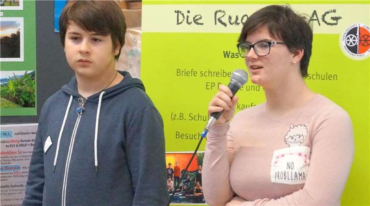 Chantal Junglas aus der Klasse 10 und Conner Schiefer (Klasse 7a) erläuterten den Gästen die Aktionen und Erfolge der Ruanda-AG.