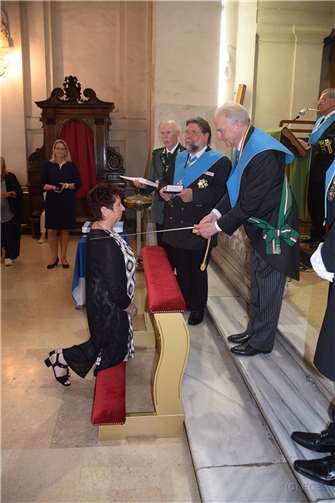 Charles-Louis Prinz de Merode schlägt Andrea Honerbach zu Rittern der Ritterschaft vom Heiligen Sebastian in Europa.  Quellen: Rheinbacher Schützenbruderschaft