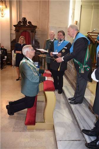 Charles-Louis Prinz de Merode schlägt den Ehrenbrudermeister Bruno Bylicki zu Rittern der Ritterschaft vom Heiligen Sebastian in Europa.