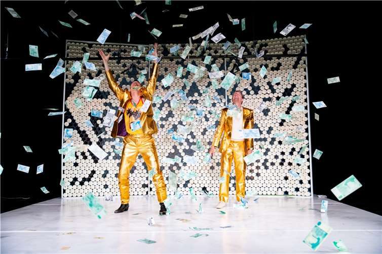 Charlie und Ray machen Las Vegas unsicher.Foto: Schlosstheater/Landesbühne