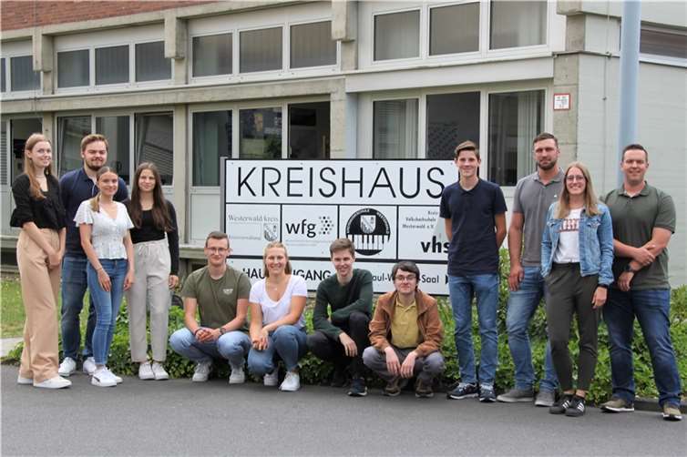Charline Hoffmann, Philipp Spitzley, Julia Griebling, Maya Kohlenbeck, Maurice Schuster, Isabell Fleischer, Jan Hebgen, Sebastian Setzer, Lennart Kohlenbeck, Maximilian Asbach, Maria Metz und Nico Jex (v.l.). Foto: Kreisverwaltung / Corinna Pfeiffer
