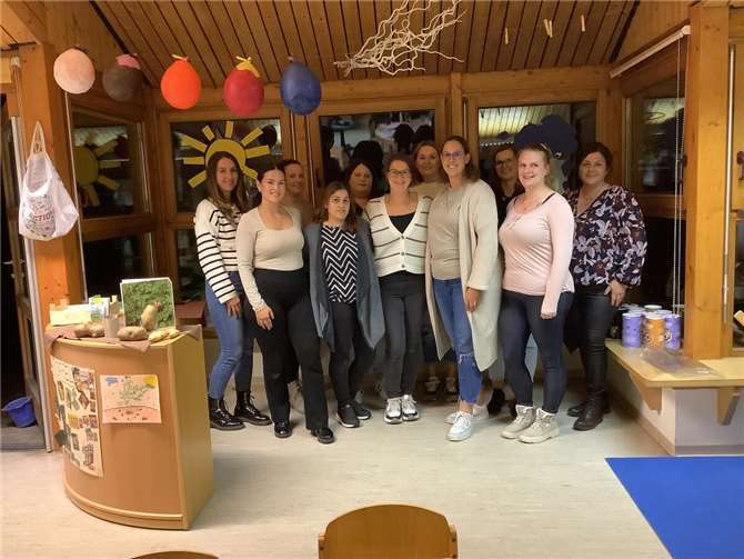 Charline Nett (stellv. Kita-Leitung), Fatlinda Gashi, Kristina Rule, Sikna Yahfoufi, Antonia Koll, Irena Denn (Zweite Vorsitzende), Jasmin Ohlf, Nadine da Cunha (Erste Vorsitzende), Maria Adam, Katja Fabiano, Alice Kröll (Leitung Kita) (v.l.). Auf dem Foto fehlen: Ramona Todorov und Daniela Schumann. Foto: Stadtverwaltung Sinzig