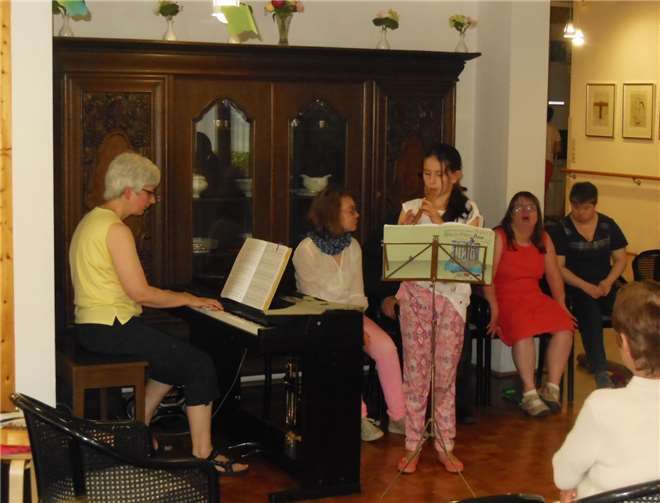 Charlotte Ambergers Vorspiel auf der Sopranblockflöte.