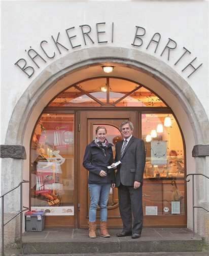 Charlotte Barth übergab einen Scheck von 250 Euro an den Vorsitzenden des Fördervereines Klaus Hammes. privat