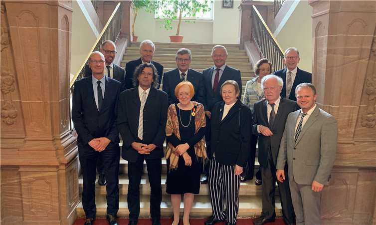 Charlotte Fichtl-Hilgers (vorne 3.v.l.) aus Neuwied erhielt im Beisein vonMdB Erwin Rüddel, Landrat Achim Hallerbach, Neuwieds OberbürgermeisterJan Einig und weiteren Vertretern aus den Kommunen und betroffenenInstitutionen die Verdienstmedaille des Landes Rheinland-Pfalz.