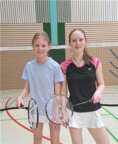 Charlotte Haevescher (li.) erreichte im Doppel U13 einen sehr guten 3. Platz, ebenso wie Mila Schlepp bei U19. Quelle: BCR