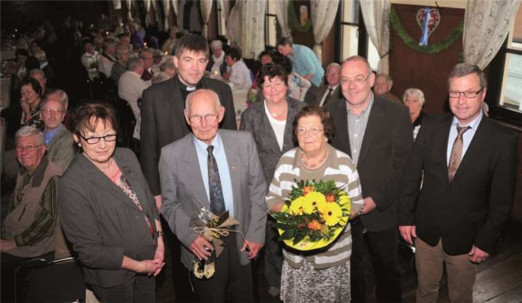 Charlotte Hager, ältester Herr im Saal Gerhard Kohzer ( 90 ) Jahre, Pastor Achim Thieser, vorne Elisabeth Fuchs , älteste Dame in Saal ( 93 ) Jahre, Marianne Hochscheid, Heribert Hilger und Bernd Kriechel.RÜ