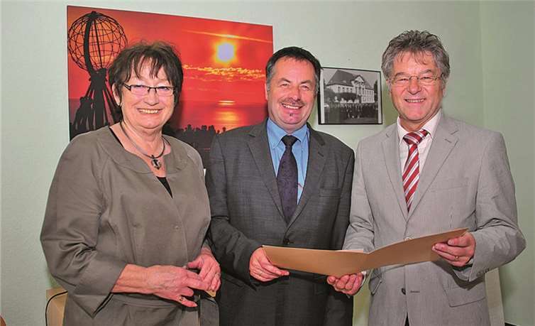 Charlotte Hager in Vertretung des Bürgermeisters, der Geehrte Friedhelm Münch und Direktor Reinhold Hergarten vom Amtsgericht Sinzig (v.l.).RÜ