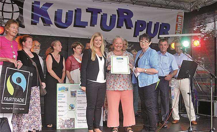 Charlotte Hager nahm die Urkunde aus den Händen von Diana Schlegel aus Köln entgegen, die für die Fairtrade Organisation angereist war. RÜ