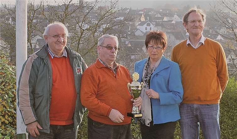 Charlotte Hager überreicht den Pokal der Stadt Sinzig an den Mannschaftsführer Theo Hempel.