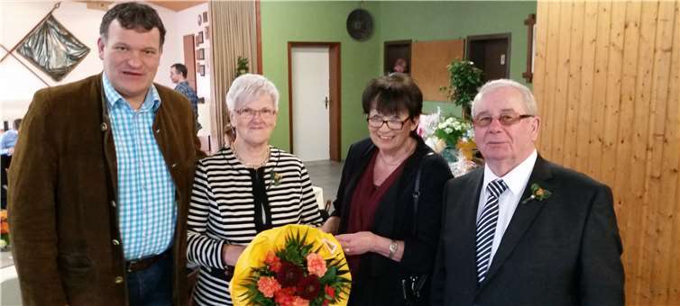 Charlotte Hager und Volker Holy gratulieren Therese und Theo Hempel zu goldenen Hochzeit.Privat