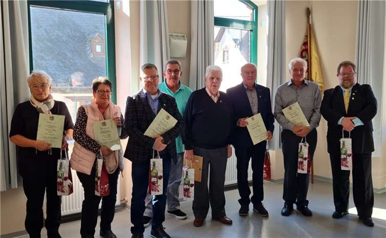 Charlotte Hahn, Sonja Engel, Winfried Erbar, Kurt Dietrich, Werner Löcher, Herbert Nickenig, Harald Schuster, Wolfgang Escher (v.l.n.r.).Fotos: privat