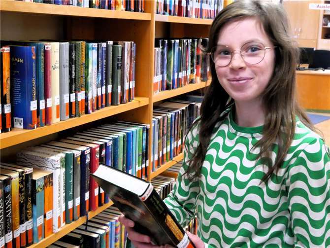 Charlotte Hartmann bereitet sich in der Rheinbacher Bücherei auf den Bezirksentscheid des Bundesweiten Vorlesewettbewerbs vor. Foto: privat